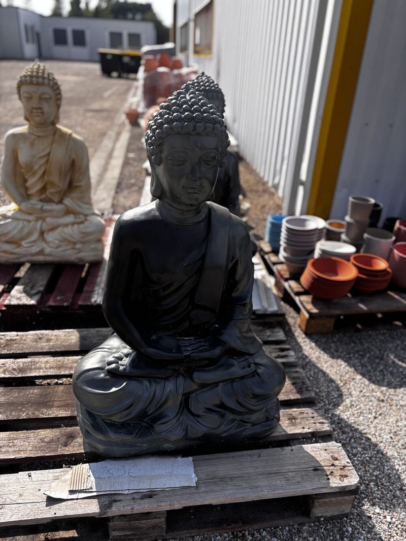 Statue de Bouddha noir, disponible chez Distribat 82