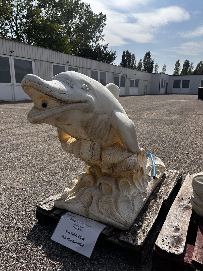 Dauphin jet d'eau en déstockage chez Distribat 82