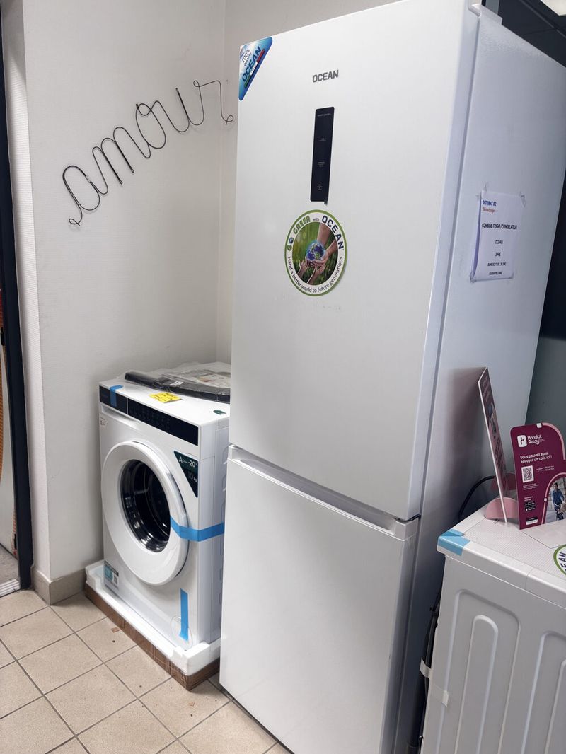 Réfrigérateur-congélateur combiné et lave-linge en rayon chez Distribat 82