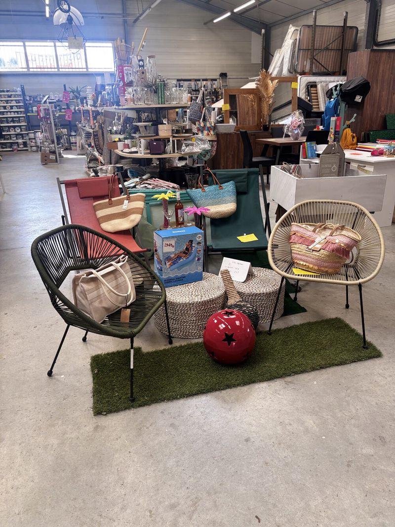 Espace jardin et extérieur du magasin : fauteuils en résine tressée, chiliennes, poufs en osier et sacs en paille
