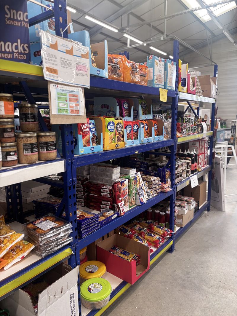 Rayon alimentaire de Distribat 82 : biscuits, conserves, pâtes et épicerie sur rayonnages